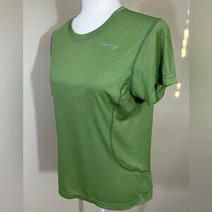 Saucony sz med athletic style t-shirt in a celery green color.A textured fabric